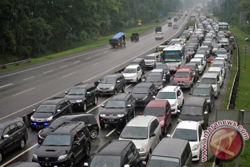 Lalin Arah Puncak Jumat Pagi Terpantau Padat