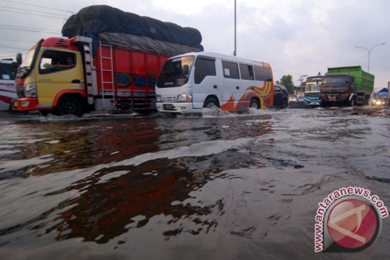 Kemacetan Pantura Semarang Akibat Rob