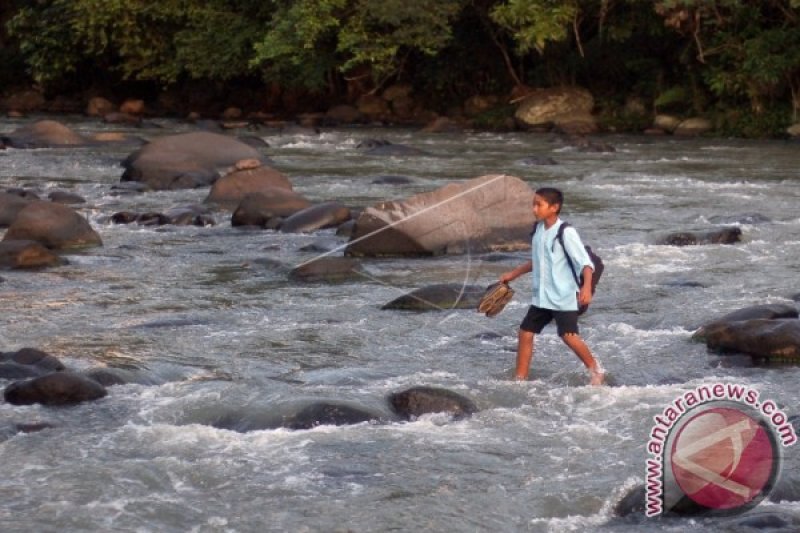 MENYEBERANG SUNGAI KE SEKOLAH