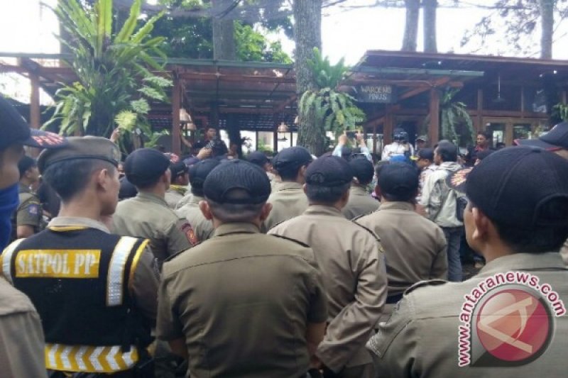 Satpol PP Tertibkan Empat Cafe Tahura Bandung