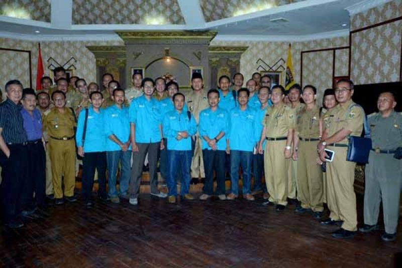 BUPATI MUSTAFA FOTO BERSAMA DENGAN PEMBIMBING KKN UNILA