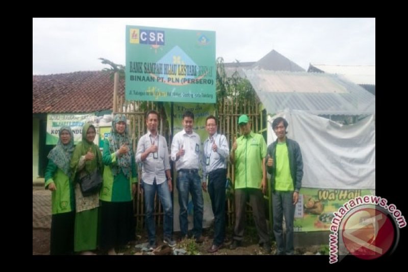 Dukung Pengembangan Bank Sampah Kota Bandung, PLN Raih IGA AWARDS 2016 