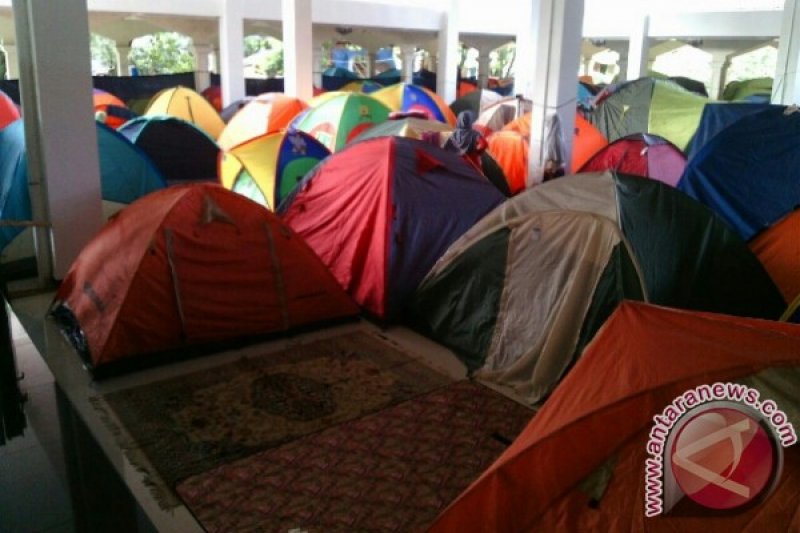 Jamaah Dirikan Tenda Itikaf di Masjid Habiburrahman