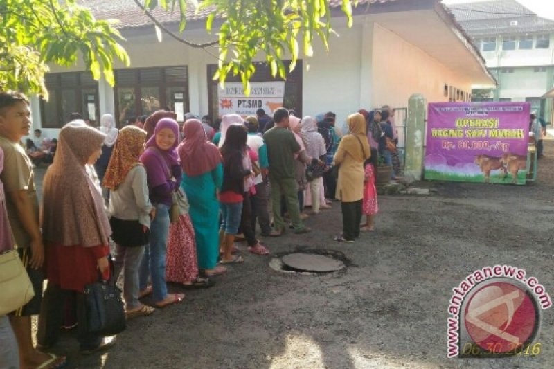 Warga Cirebon Antre Beli Daging Rp80 Ribu