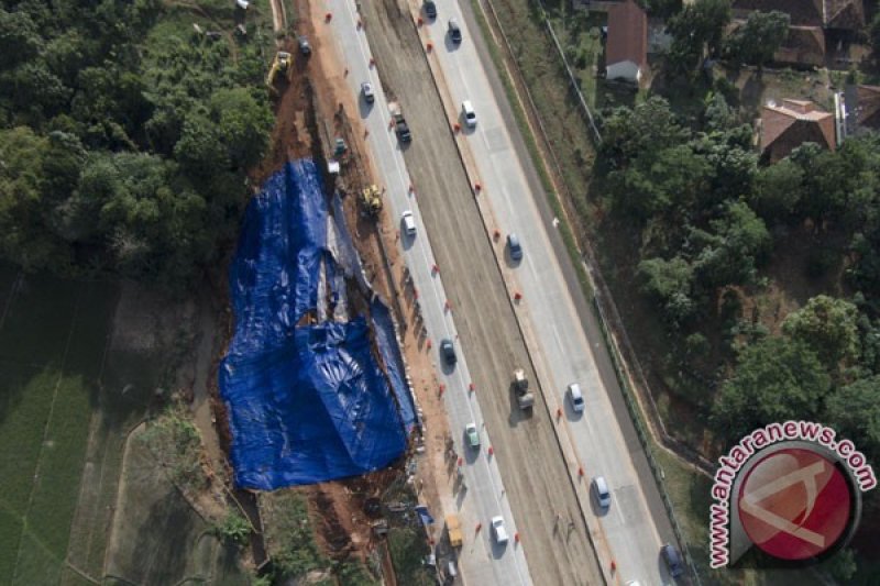 Perbaikan Ruas Jalan Longsor Tol Cipali