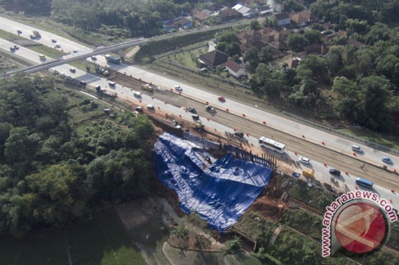 Perbaikan Ruas Jalan Longsor Tol Cipali