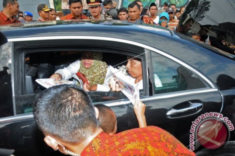 PRESIDEN BAGIKAN BUKU TULIS