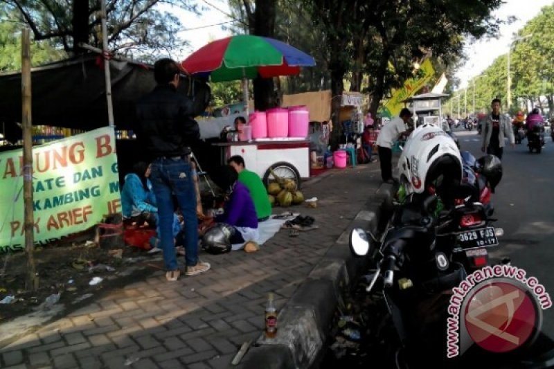 Pedagang dadakan Cirebon nikmati keuntungan mudik lebaran