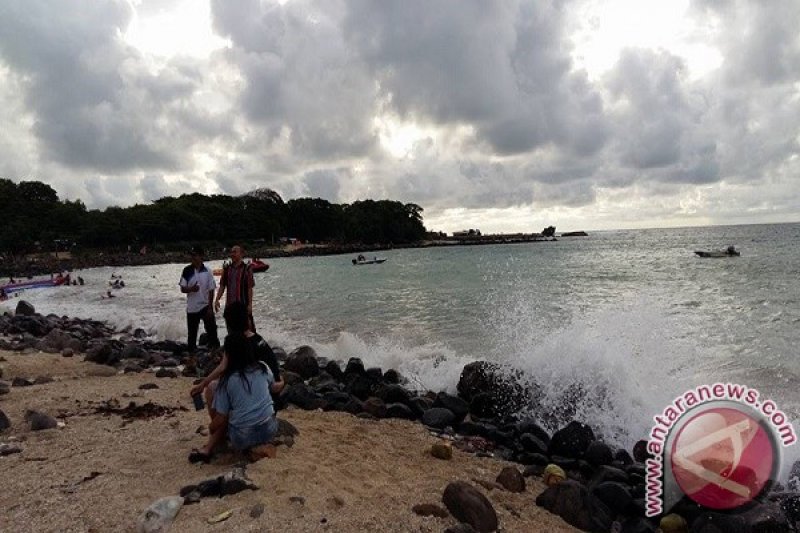 Wisatawan Bandung Hilang Terseret Ombak Pantai Santolo 