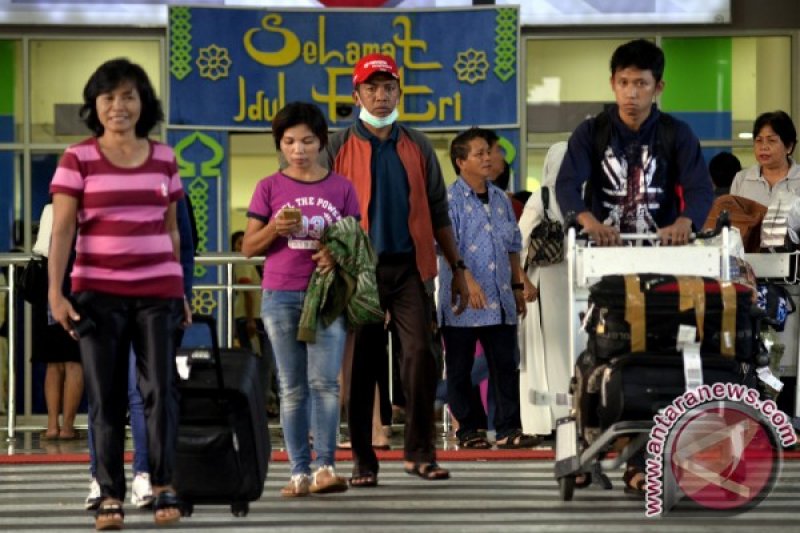 ARUS BALIK PENUMPANG BANDARA SAM RATULANGI