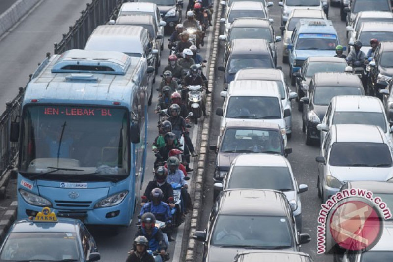 Pengendara Memasuki Jalur Transjakarta