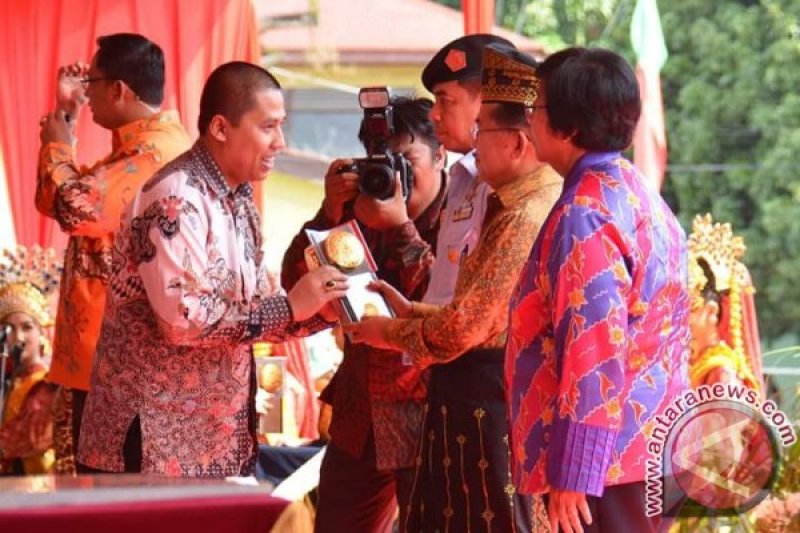 PADANG PANJANG RAIH PENGHARGAAN ADIPURA