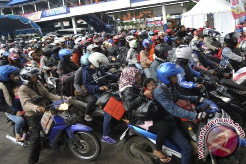 PEMUDIK SEPEDA MOTOR PADATI MERAK