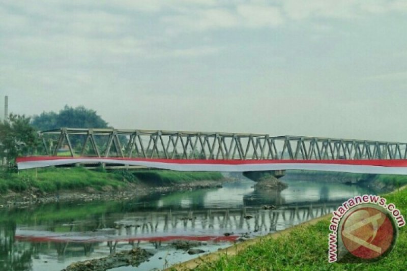 Merah Putih Membentang di Atas Sungai Citarum