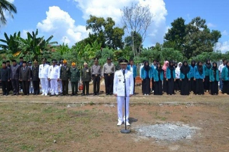 BUPATI WAYKANAN TABUR BUNGA