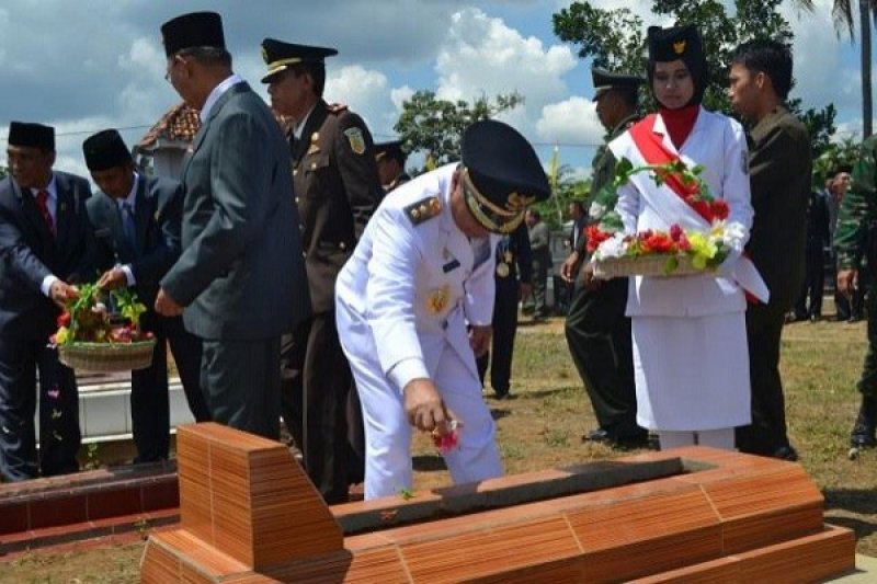 BUPATI WAYKANAN TABUR BUNGA