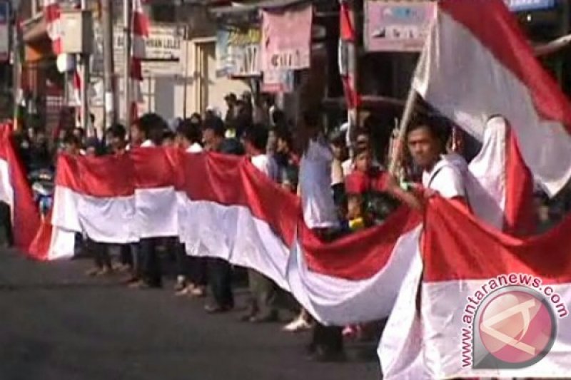 Bendera Sepanjang 1.200 Meter Diarak Warga Garut 