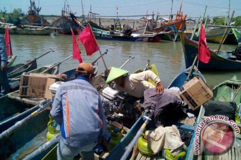 Gelombang tinggi nelayan Cirebon jadi kuli bangunan