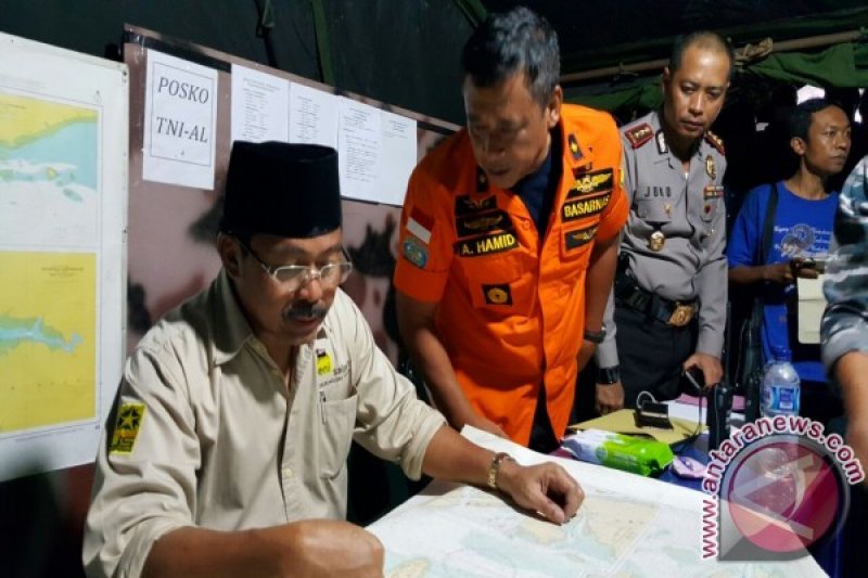 Gubernur Kepri Nurdin Basirun menerima laporan insiden pompong tenggelam di posko tanggap darurat