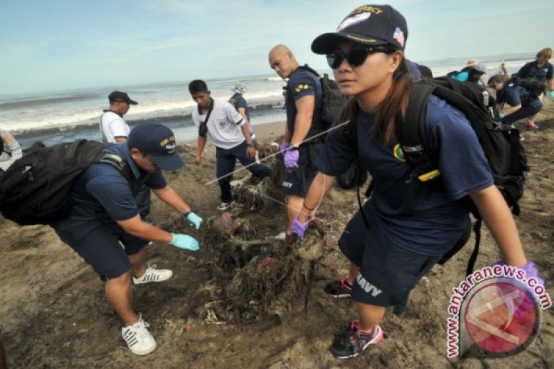 TENTARA AS BERSIHKAN PANTAI