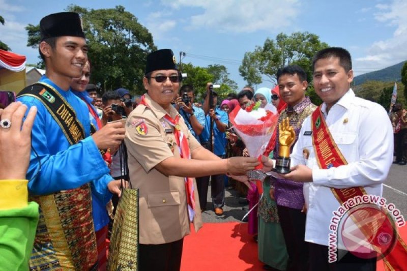 Wali Kota Padang Panjang Dinobatkan Sebagai Ayah Genre