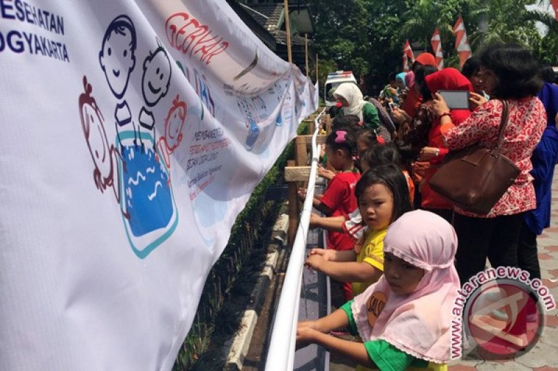 "Hand sanitizer" lebih baik dari cuci tangan