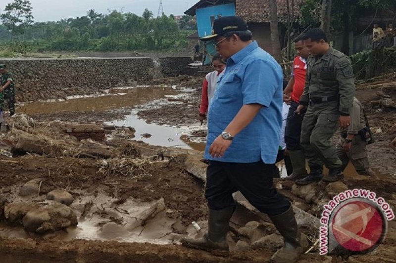Gubernur Jabar Tinjau Korban Bencana Banjir Bandang Garut 