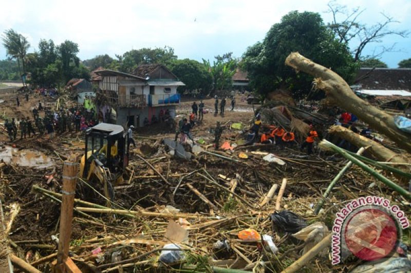 Sampah Kayu Besar Hambat Pencarian Korban Banjir