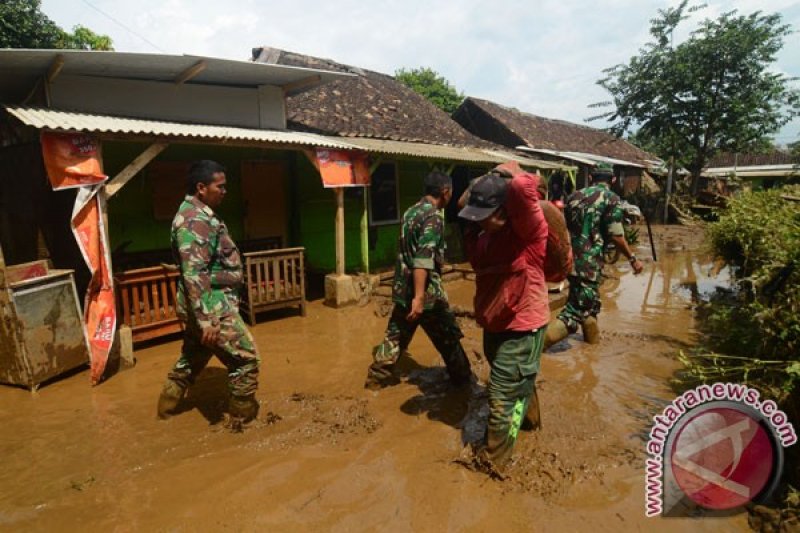 Tim Gabungan Lanjutkan Pencarian Korban Banjir Garut 