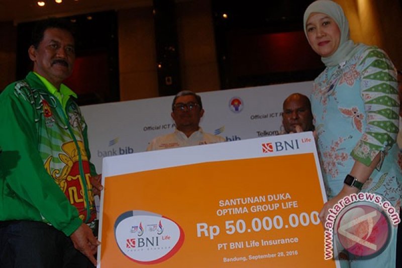 BNI Life Serahkan Santunan Pelatih Menembak Yogyakarta 