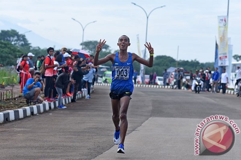 Agus Prayoga dan Triyaningsih Rebut Emas Maraton
