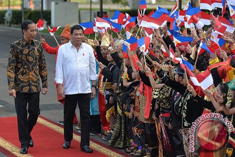 Anak Sekolah Korban Banjir Sambut Presiden Jokowi