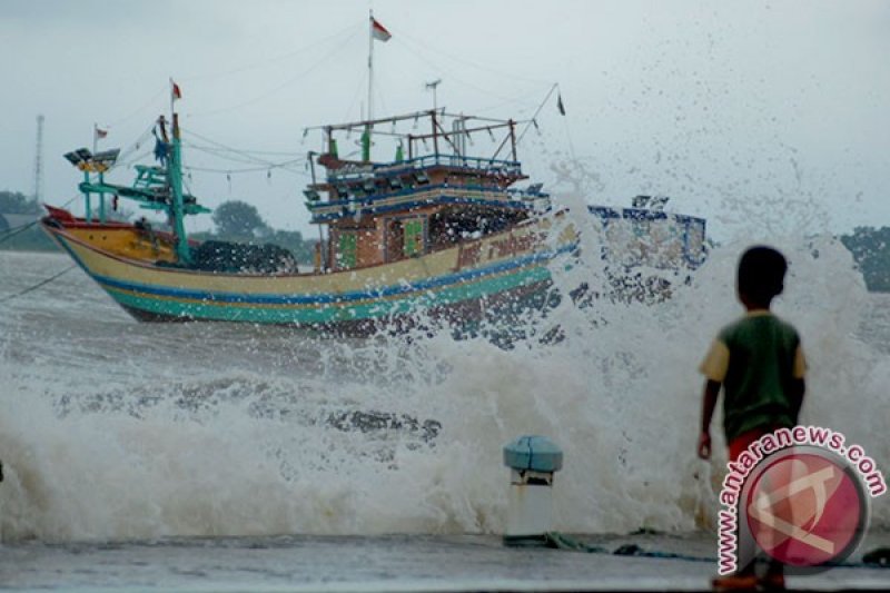 Rumah rusak diterjang ombak laut di Garut