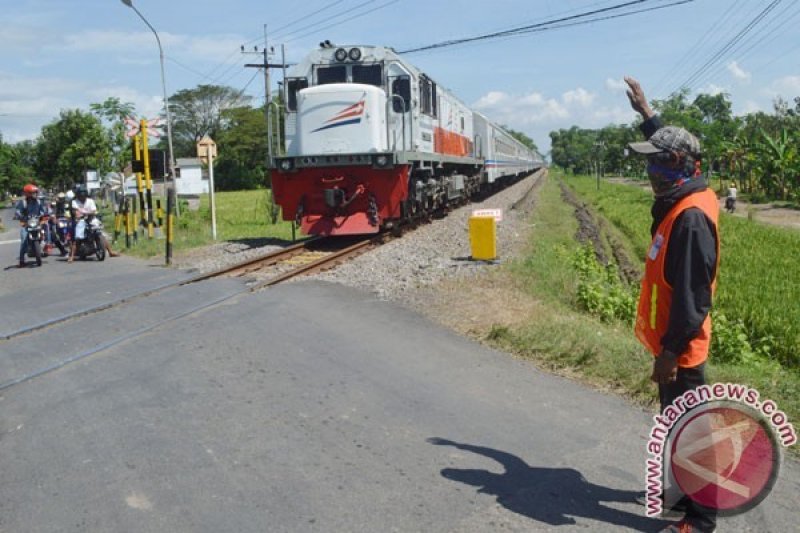 Hati-hati, ada perlintasan kereta tanpa palang pintu