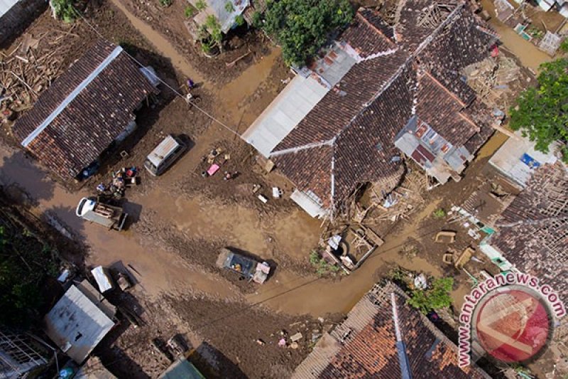 Banjir di Leles akibat kerusakan lingkungan