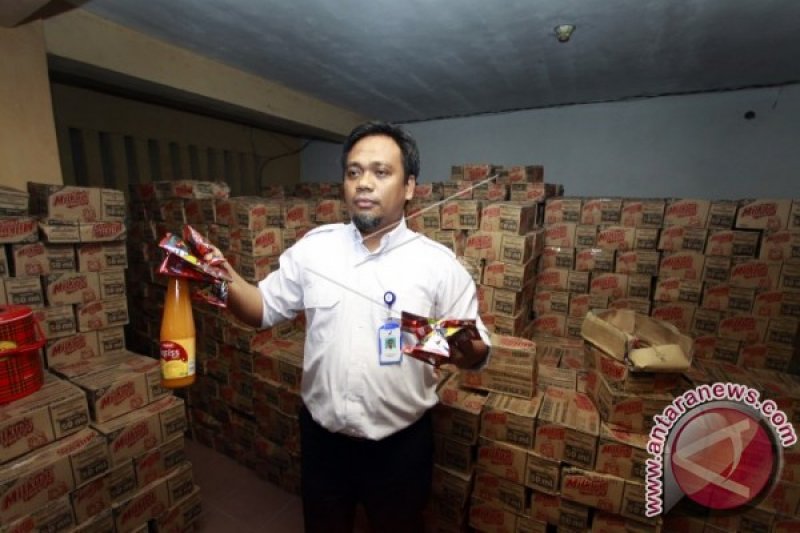 PENGREBEKAN GUDANG MINUMAN KEDALUWARSA