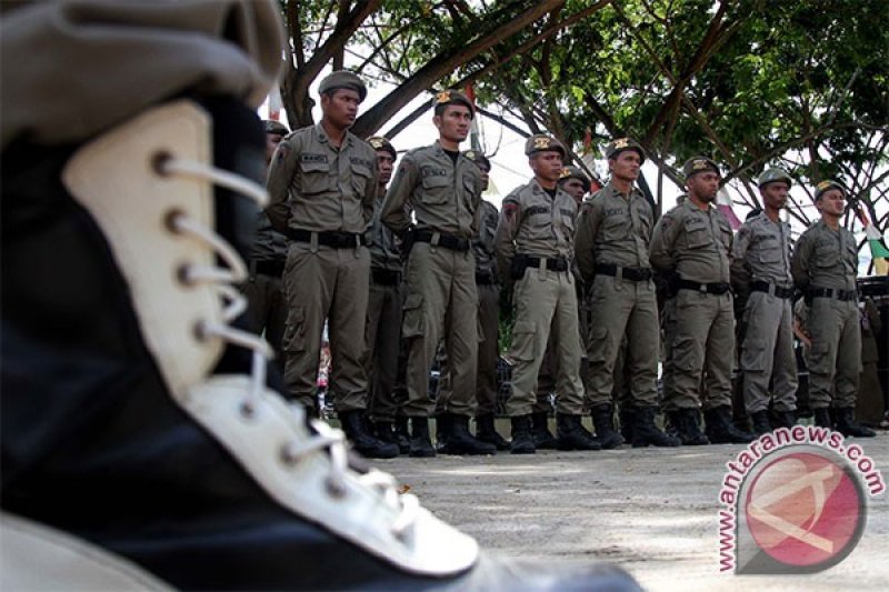 Satpol PP Bandung bagikan sembako rayakan hut