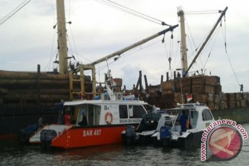 Buruh Bongkar Muat Hilang Terjebur Ke Laut