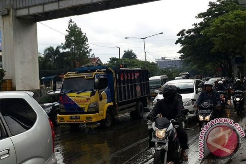 Banjir di Jalan Pasteur Bandung Mulai Surut 