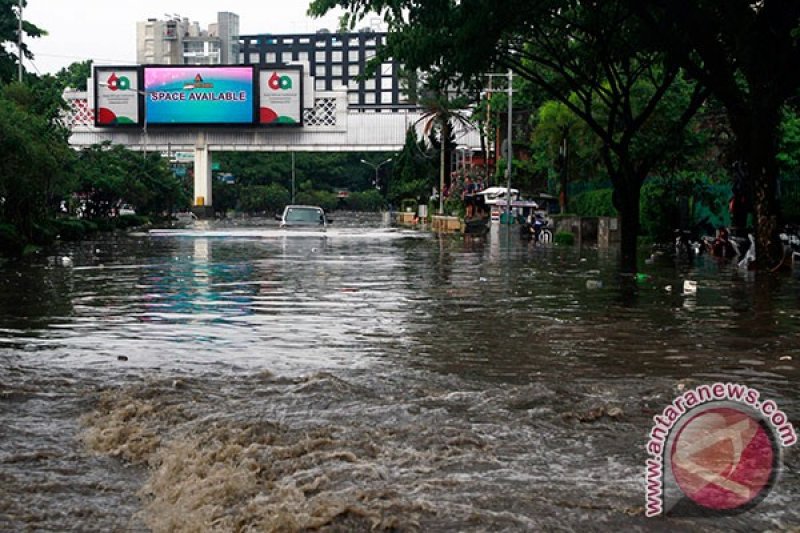 Mobil Terbawa Arus Sungai di Pagarsih Bandung