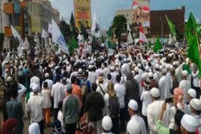 Massa tuntut Ahok diadili