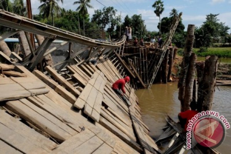 JEMBATAN AMBRUK