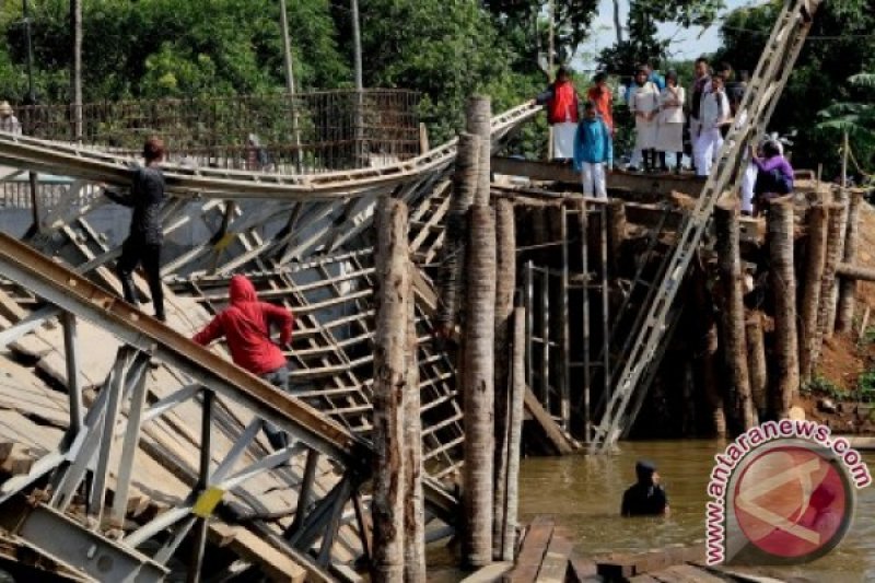 JEMBATAN AMBRUK