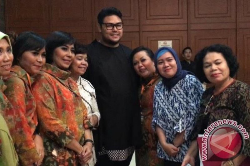  Ivan  Gunawan  nilai industri mode perlu bersinergi dengan 