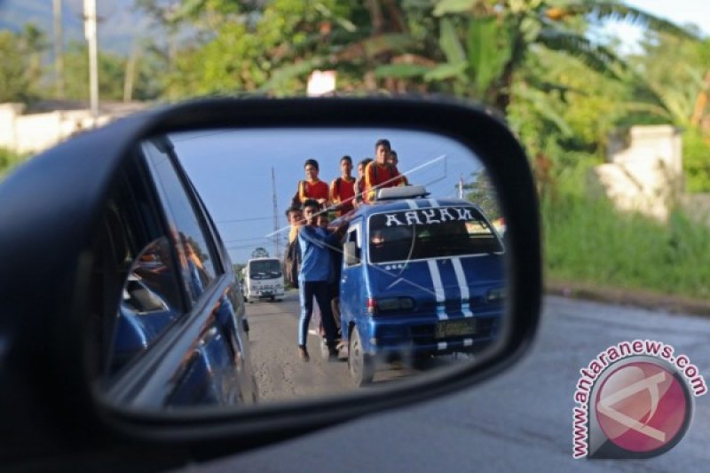 BERANGKAT SEKOLAH SISWA SIBOLANGIT