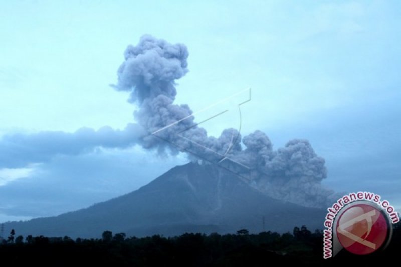 GUNUNG SINABUNG KEMBALI ERUPSI