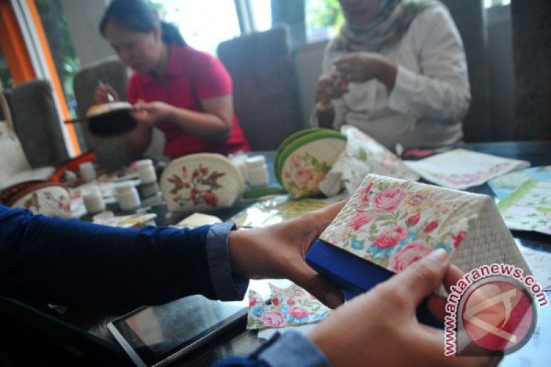 Pelatihan Hiasan Tempel Dari Tisu