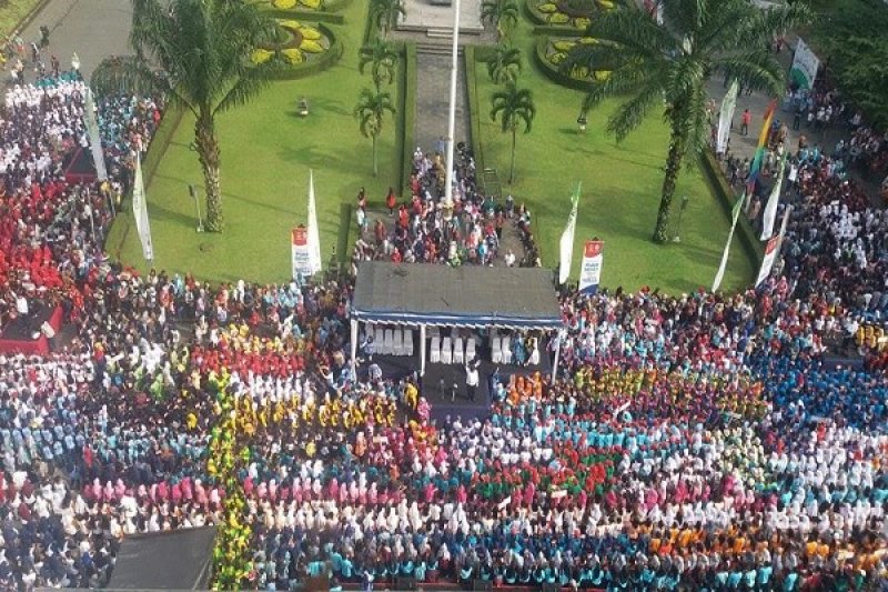 Ribuan Pelajar Bermain Angklung di Gedung Sate