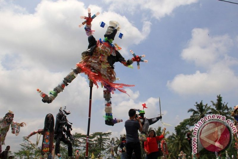 Lomba Kreasi Memedi Sawah