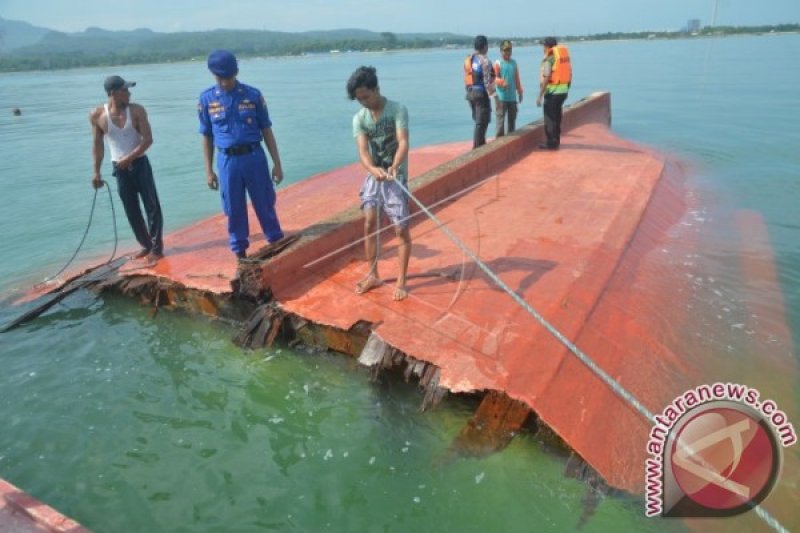 BANGKAI KAPAL TABRAKAN DI TUBAN